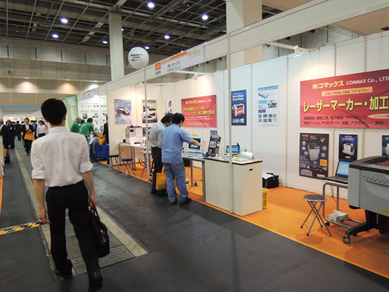 dscn1702 6650モデルのレーザー加工機の展示実演。